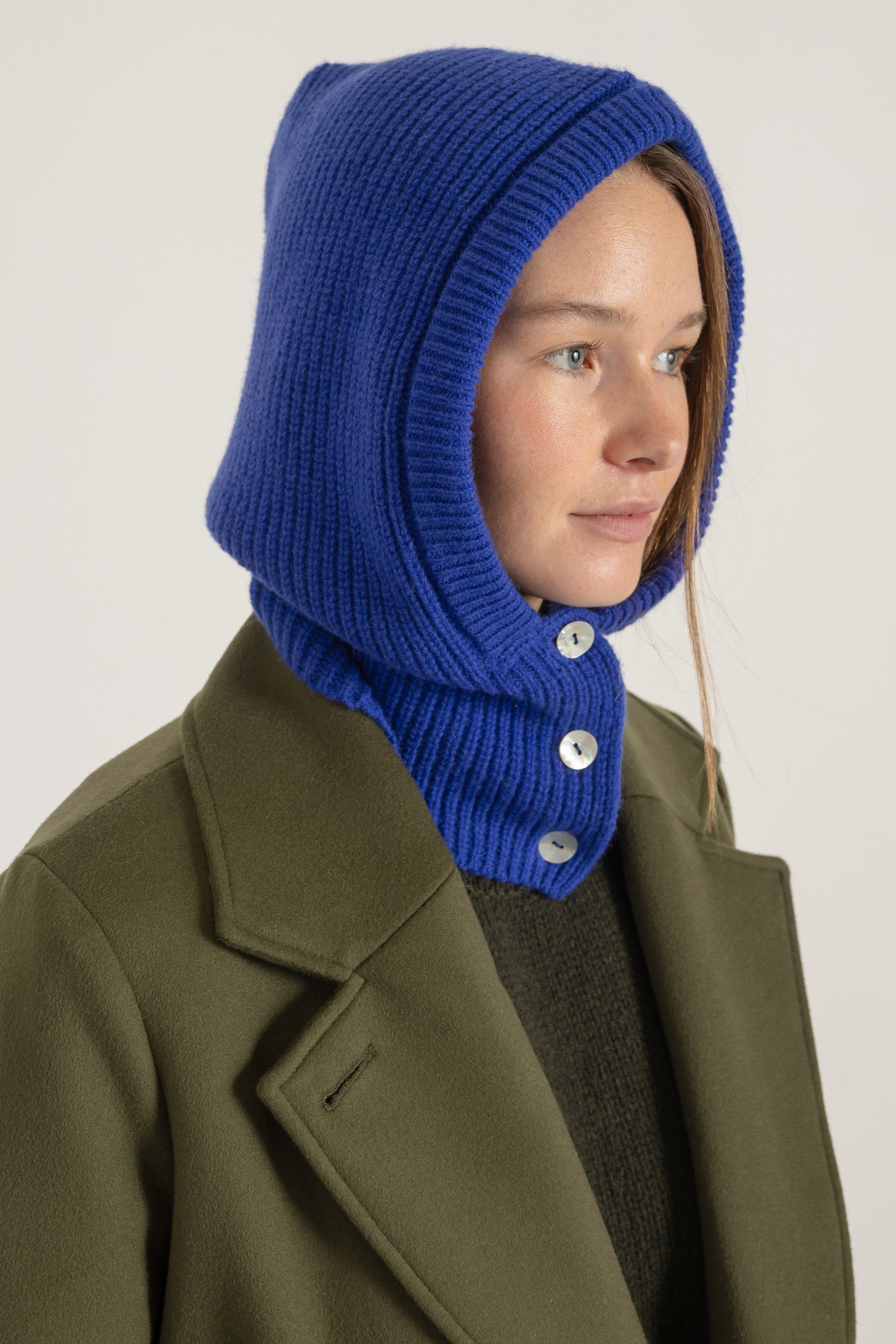 Cagoule en laine et cachemire bleu roi portée avec Manteau Claire en laine kaki | Mardi Editions