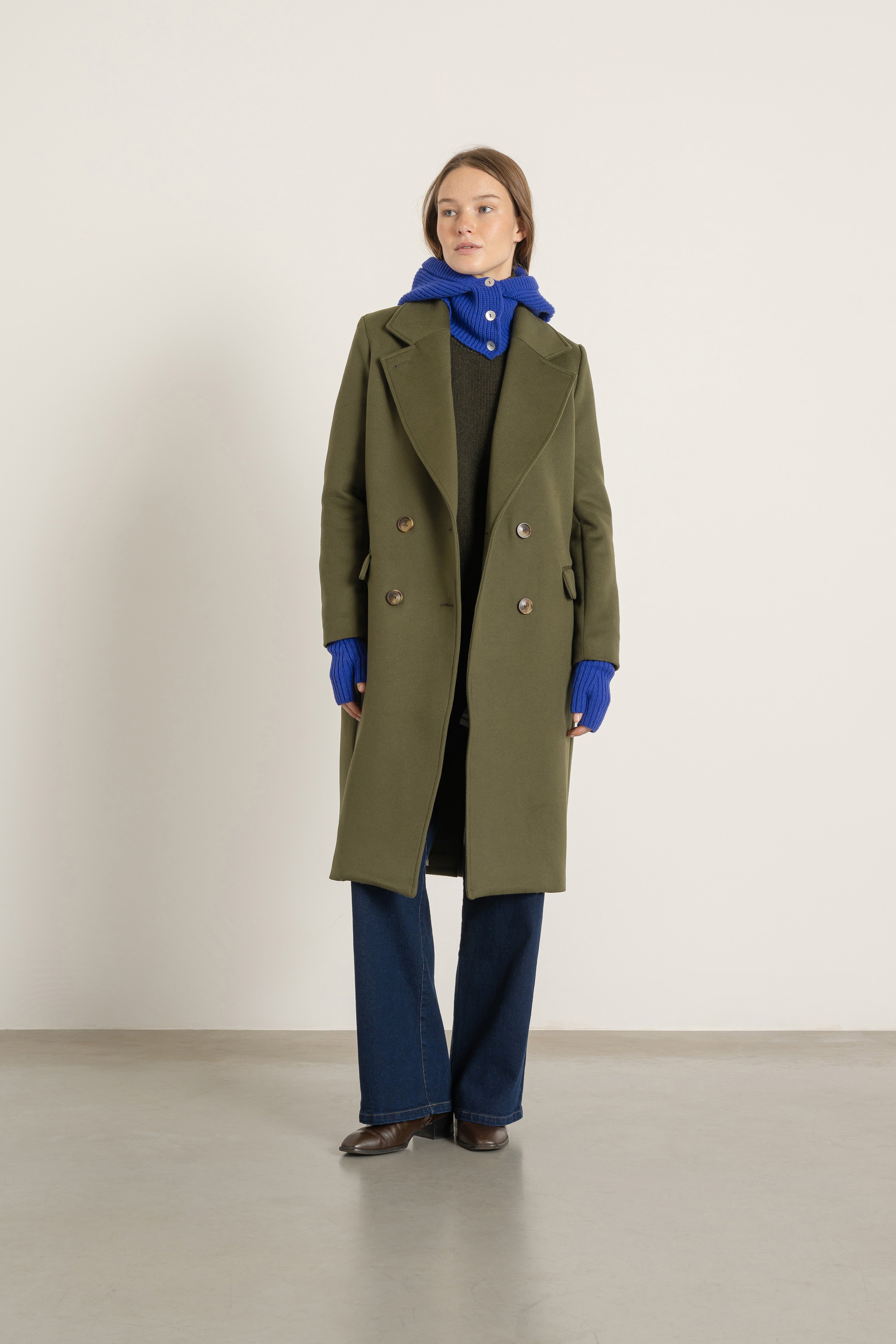 Cagoule en laine et cachemire bleu roi portée avec Manteau Claire en laine kaki | Mardi Editions