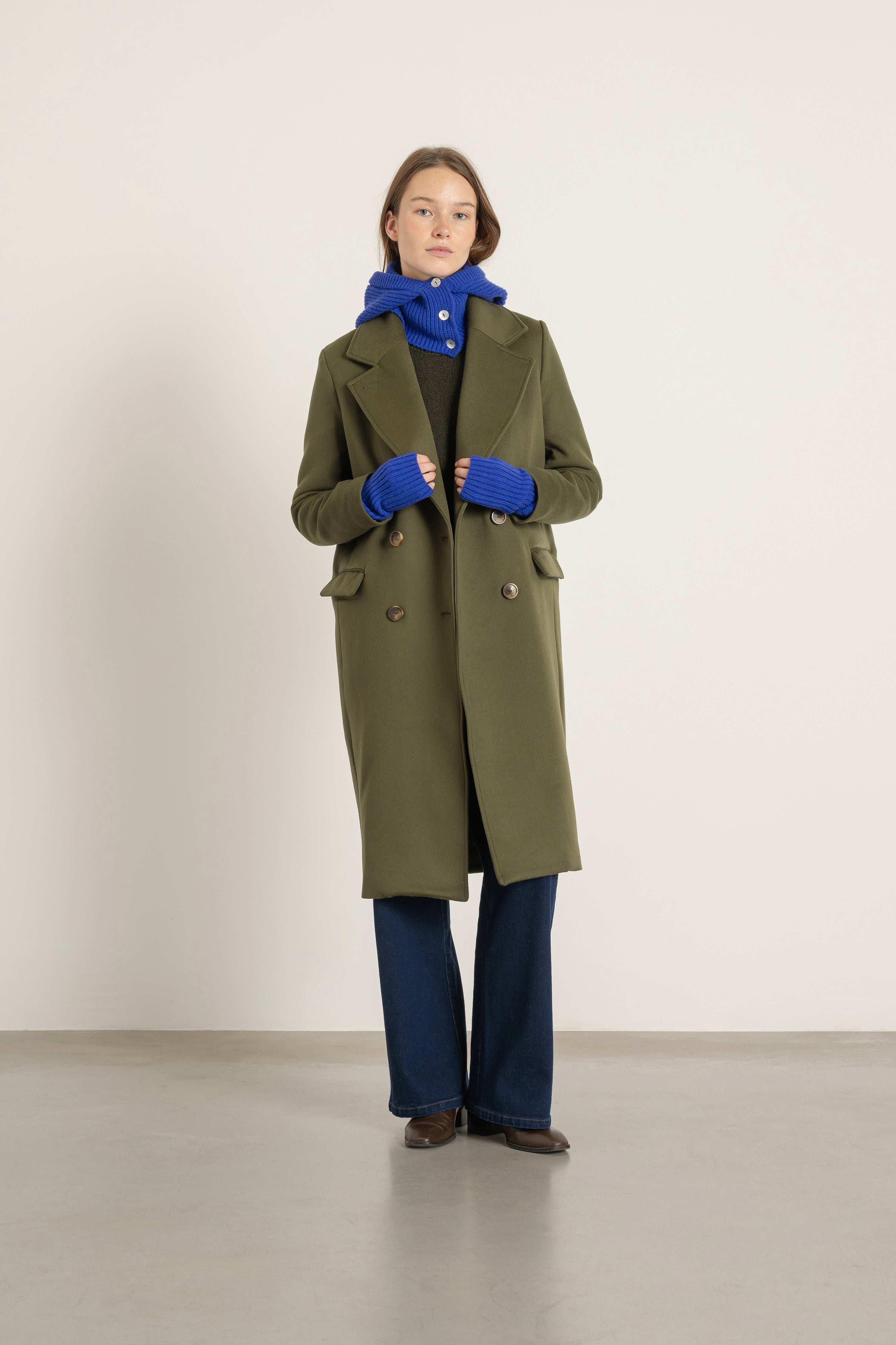 Cagoule en laine et cachemire bleu roi portée avec Manteau Claire en laine kaki | Mardi Editions