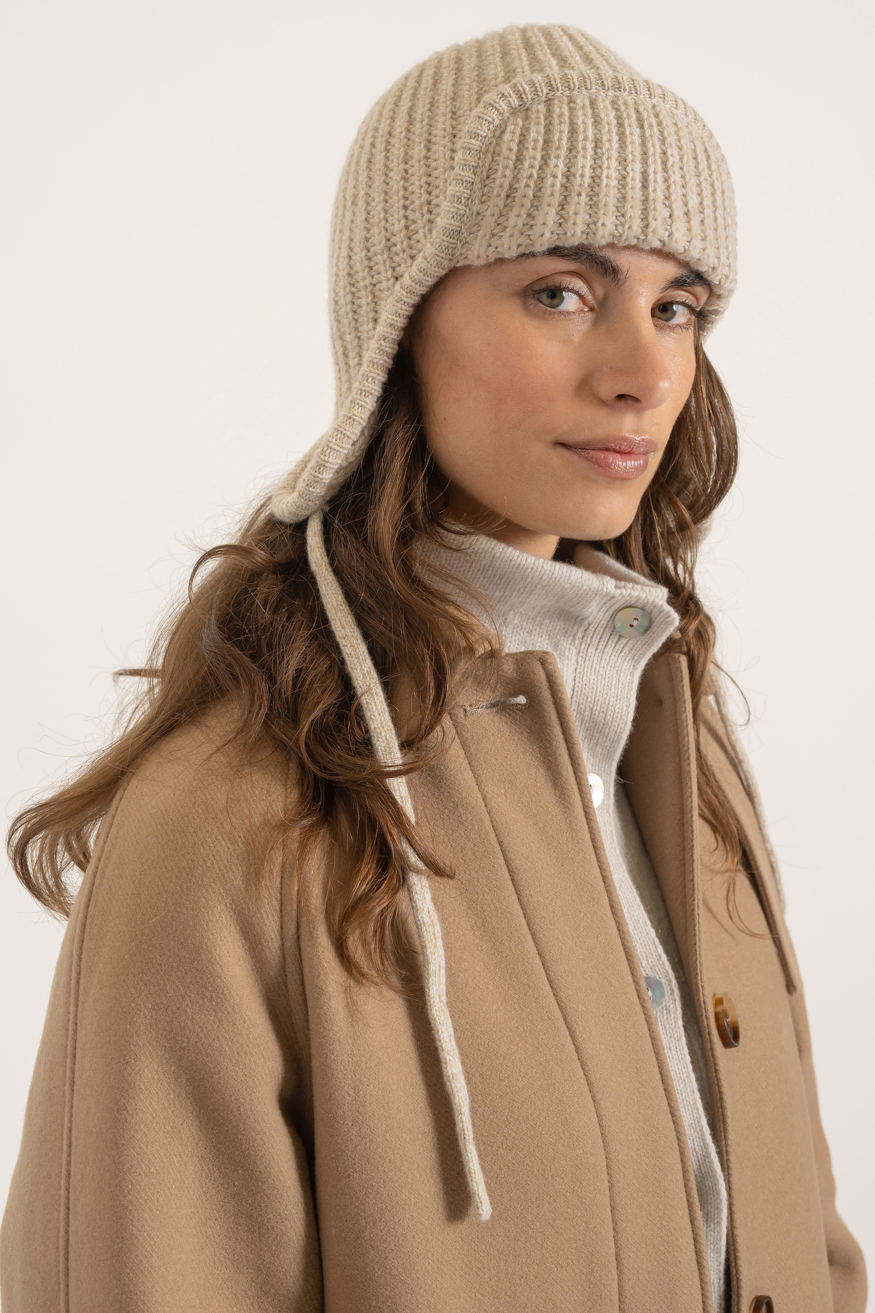 Chapka en laine beige portée avec Manteau Paula en laine et cachemire camel | Mardi Editions