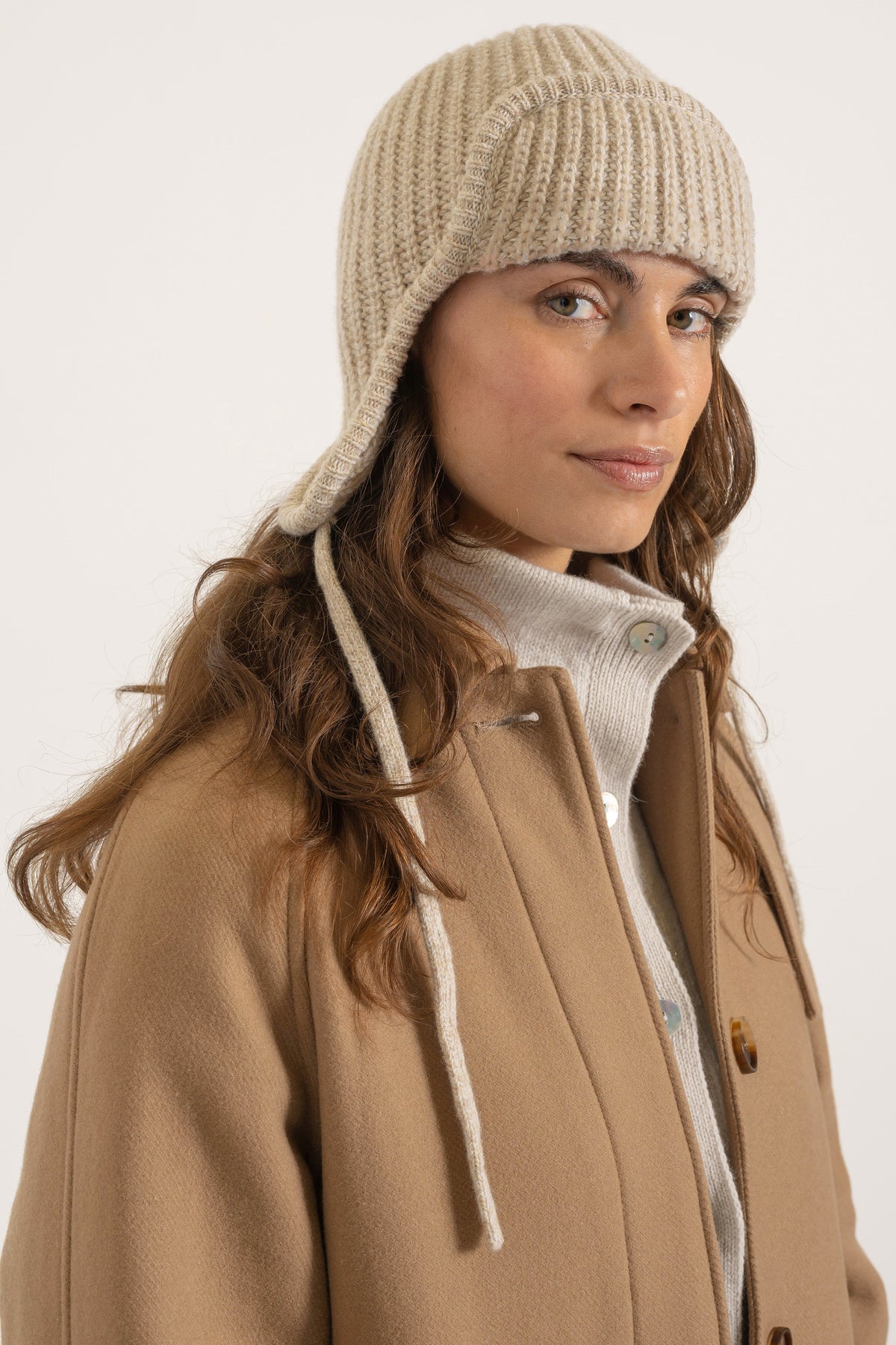 Chapka en laine beige portée avec Manteau Paula en laine et cachemire camel | Mardi Editions