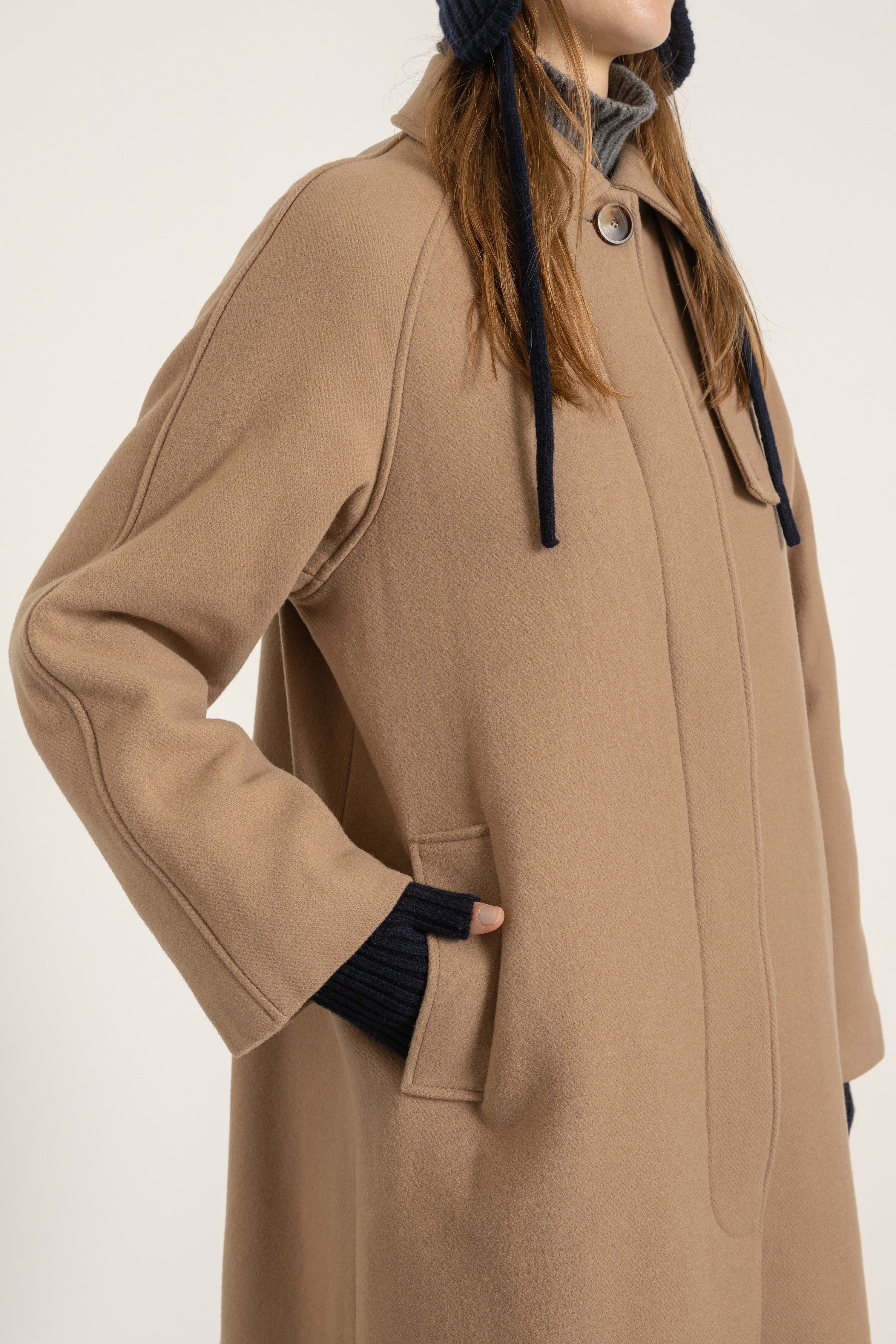 Chapka en laine bleu marine portée avec Manteau Paula en laine et cachemire camel et Mitaines en laine bleu marine | Mardi Editions
