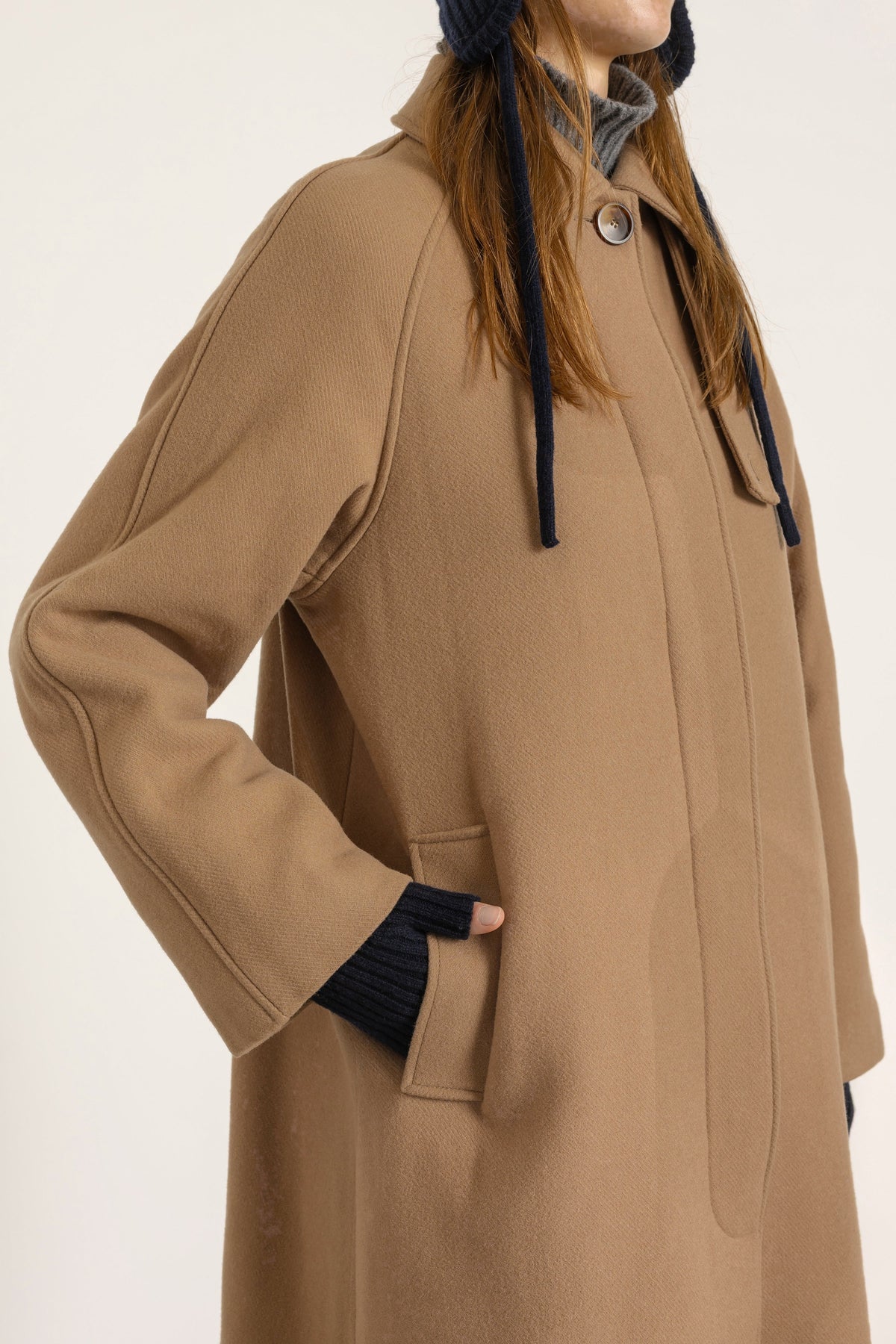 Chapka en laine bleu marine portée avec Manteau Paula en laine et cachemire camel et Mitaines en laine bleu marine | Mardi Editions