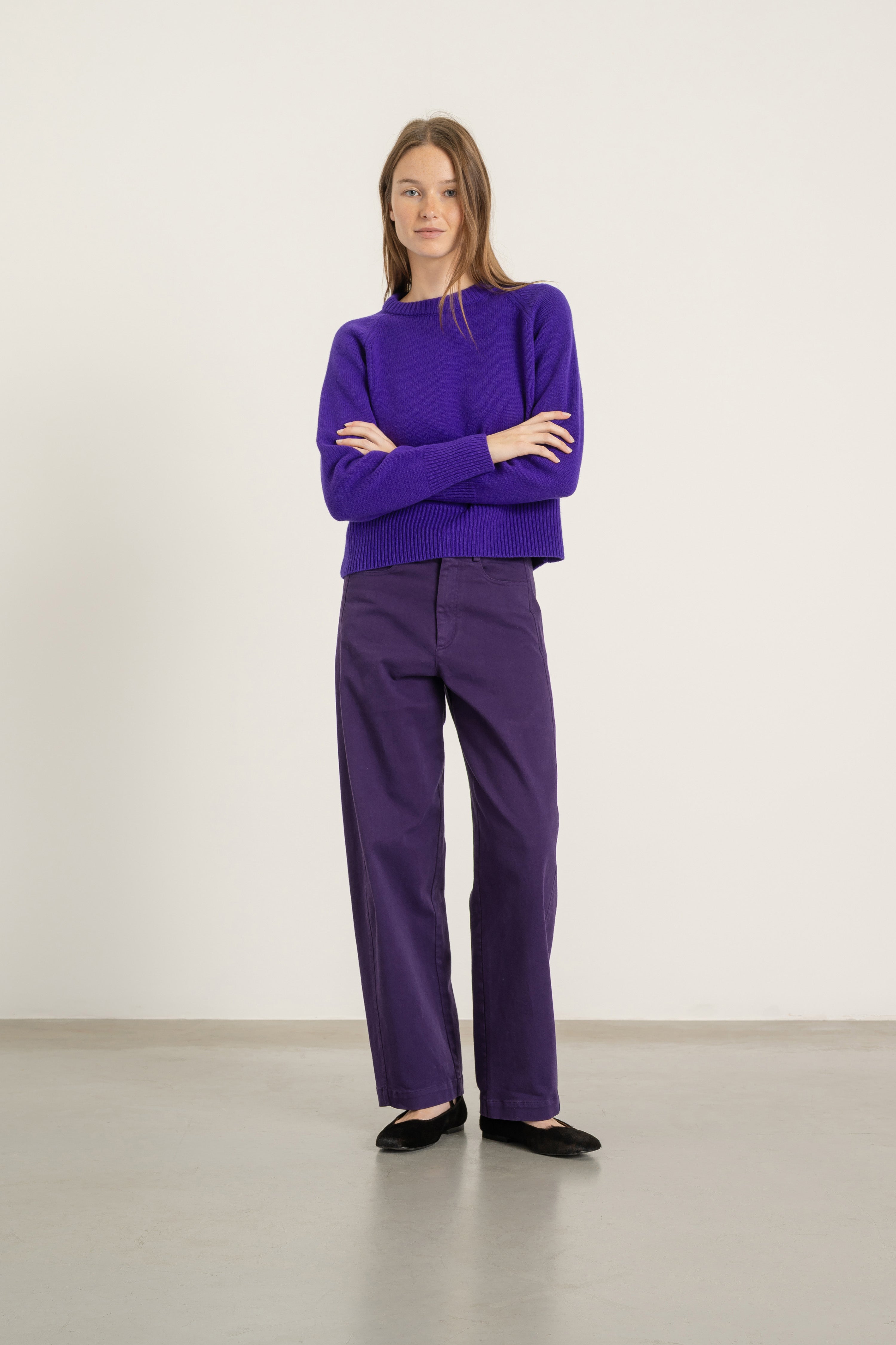 Pantalon Cleo en coton violet porté avec Pull Largo en laine violet | Mardi Editions