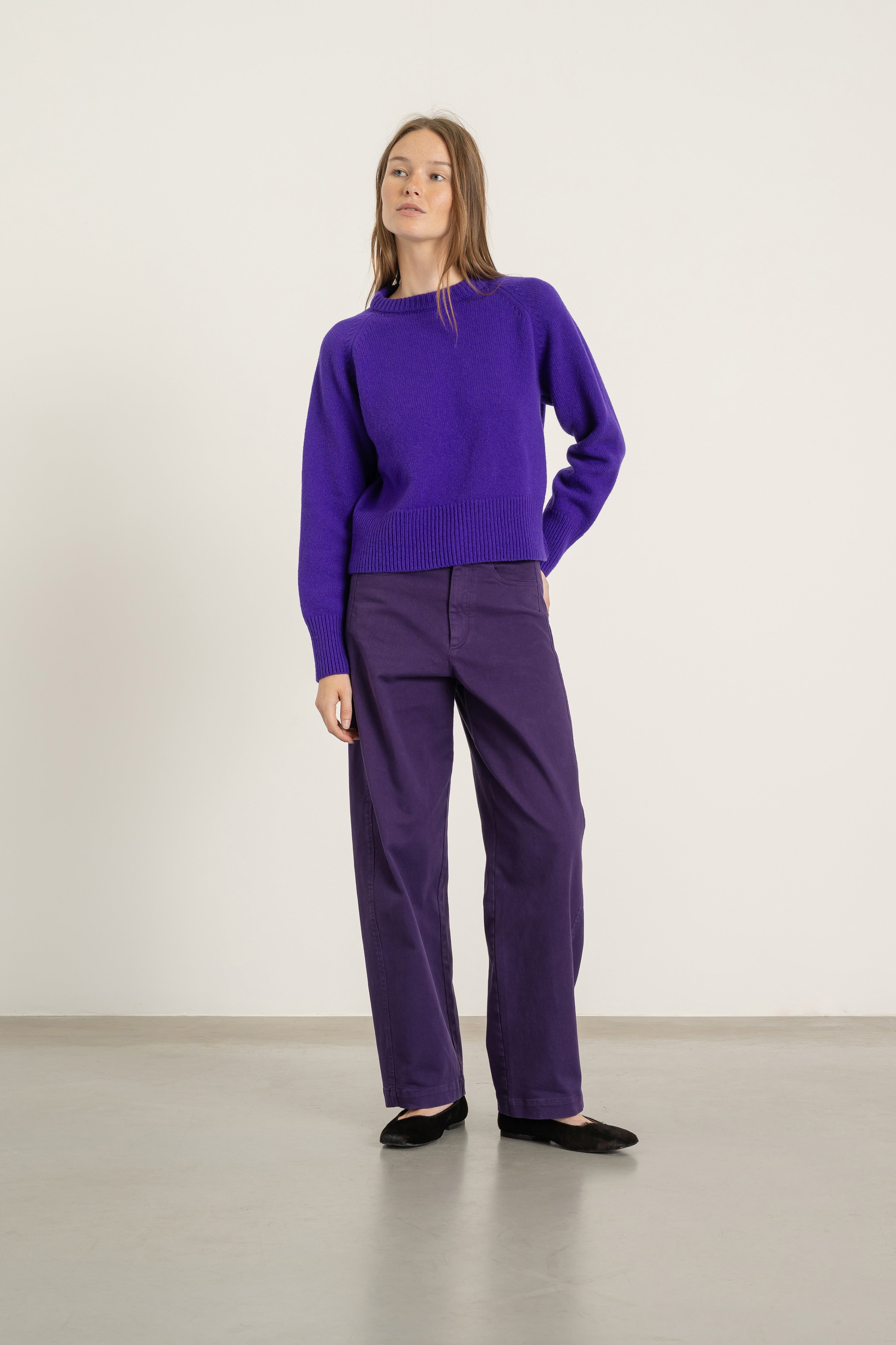 Pantalon Cleo en coton violet porté avec Pull Largo en laine violet | Mardi Editions
