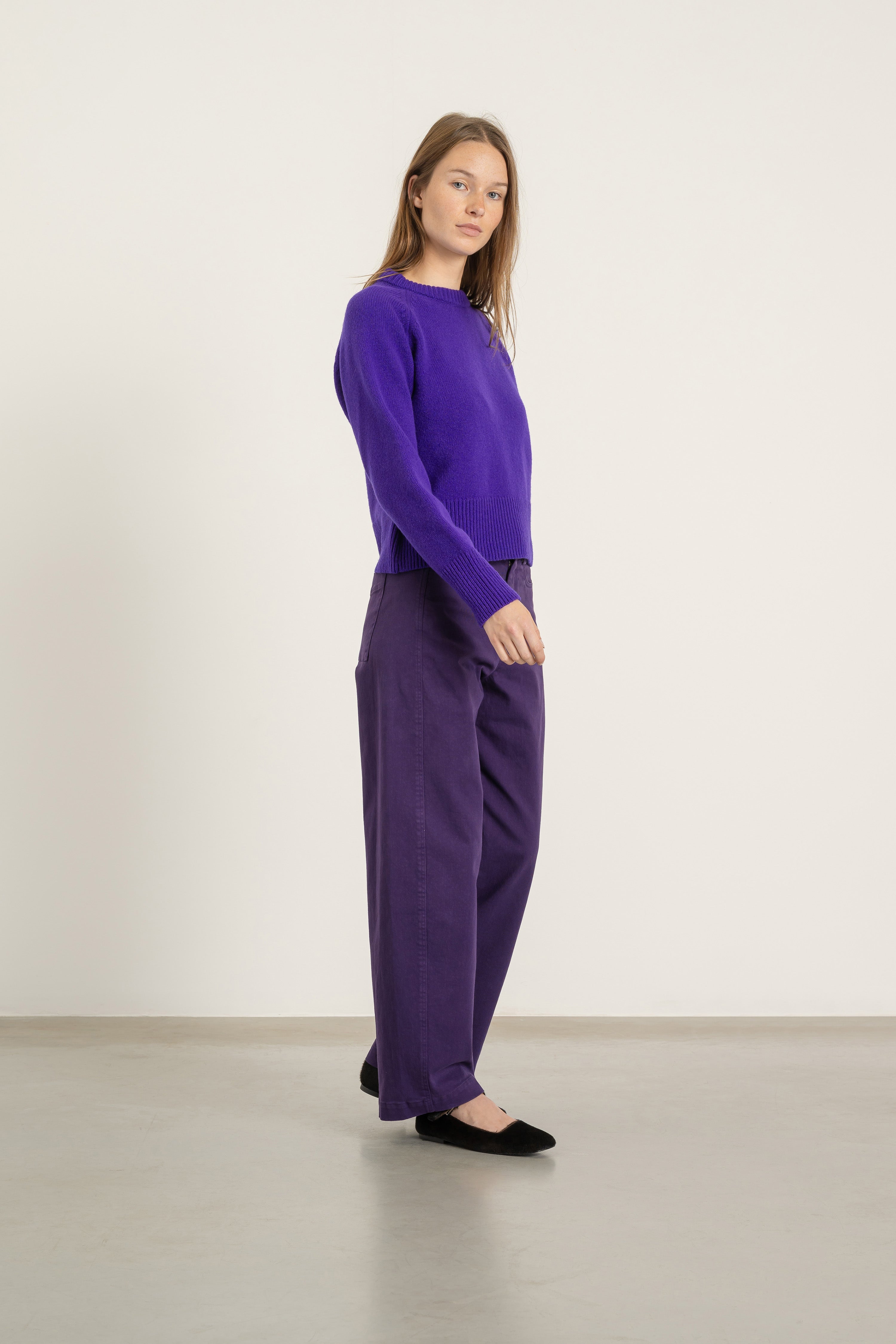 Pantalon Cleo en coton violet porté avec Pull Largo en laine violet | Mardi Editions