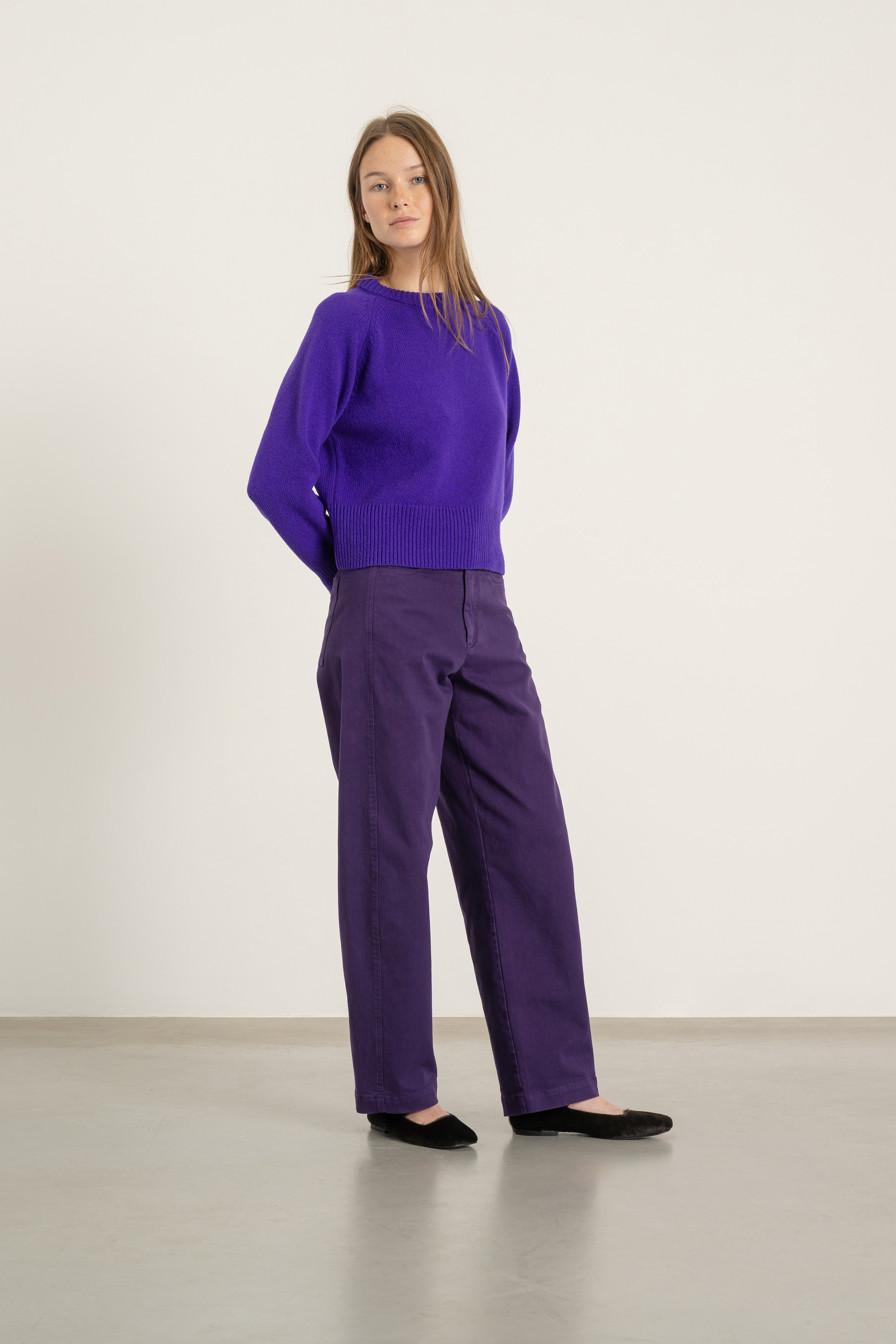 Pantalon Cleo en coton violet porté avec Pull Largo en laine violet | Mardi Editions
