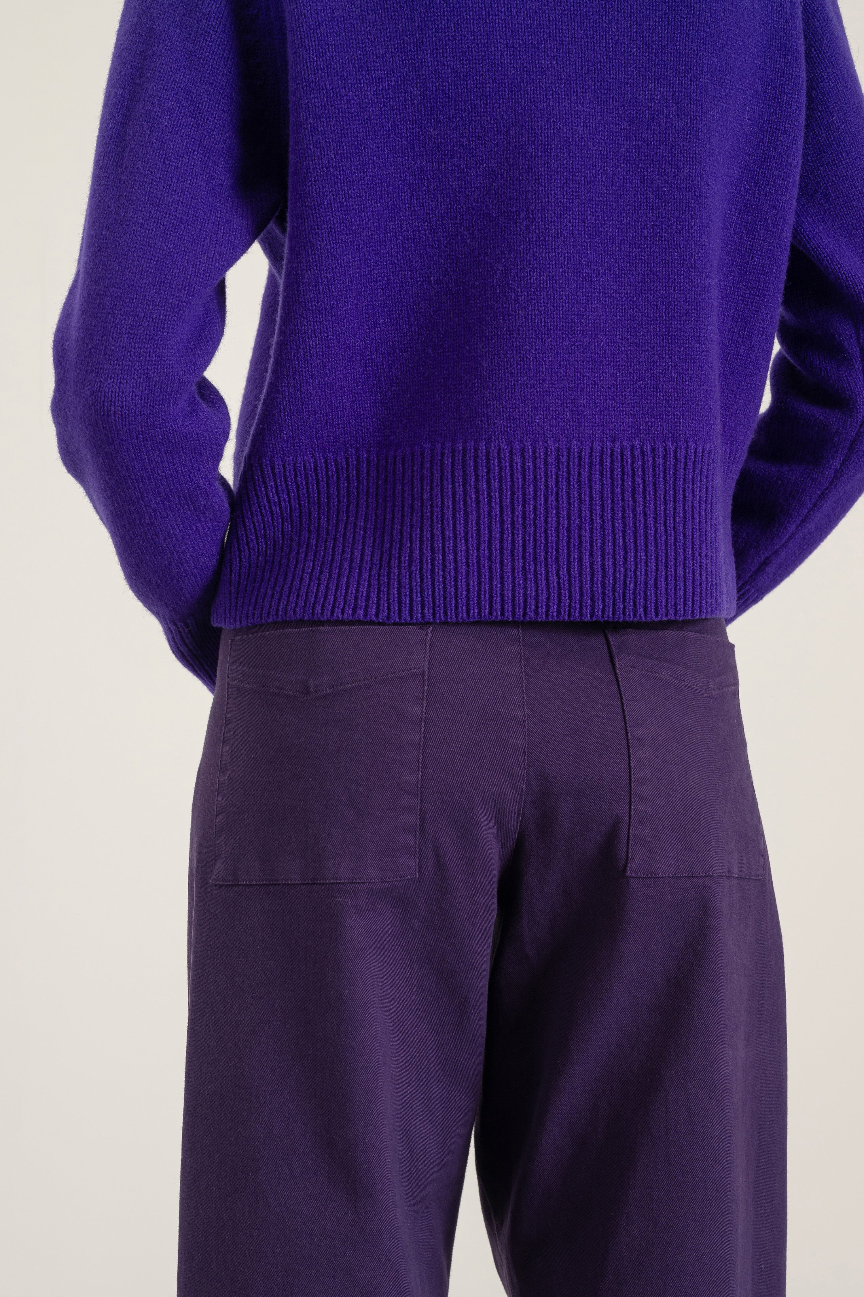 Pantalon Cleo en coton violet porté avec Pull Largo en laine violet, détail | Mardi Editions