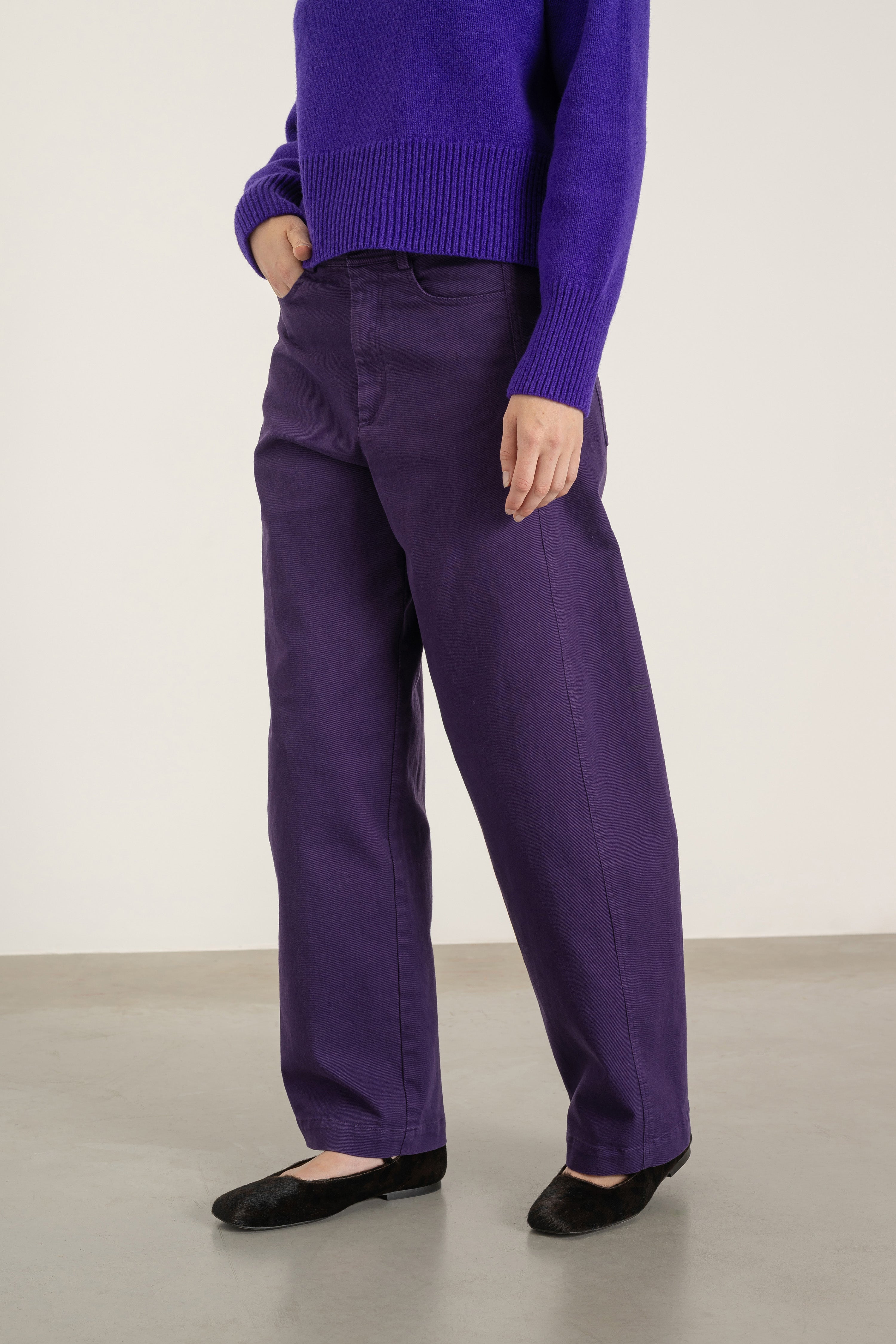 Pantalon Cleo en coton violet porté avec Pull Largo en laine violet, détail | Mardi Editions