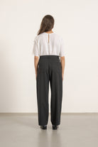 Pantalon Cleo en laine gris anthracite, vue de dos | Mardi Editions