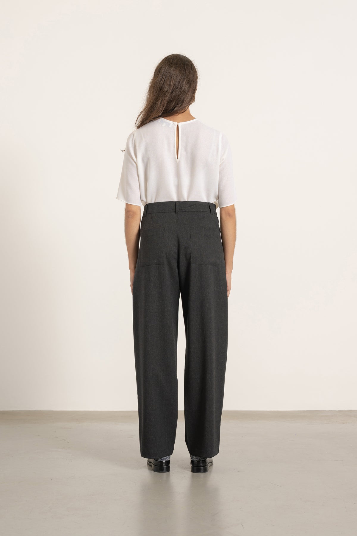 Pantalon Cleo en laine gris anthracite, vue de dos | Mardi Editions