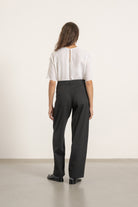 Pantalon Cleo en laine gris anthracite, vue de dos | Mardi Editions