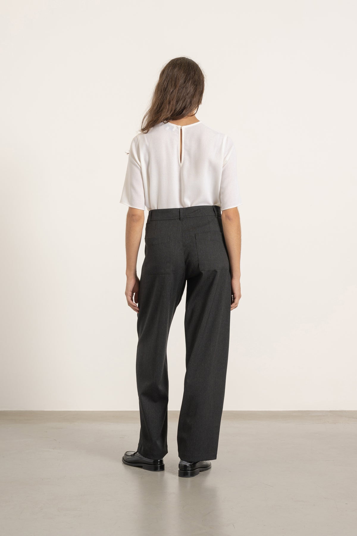 Pantalon Cleo en laine gris anthracite, vue de dos | Mardi Editions