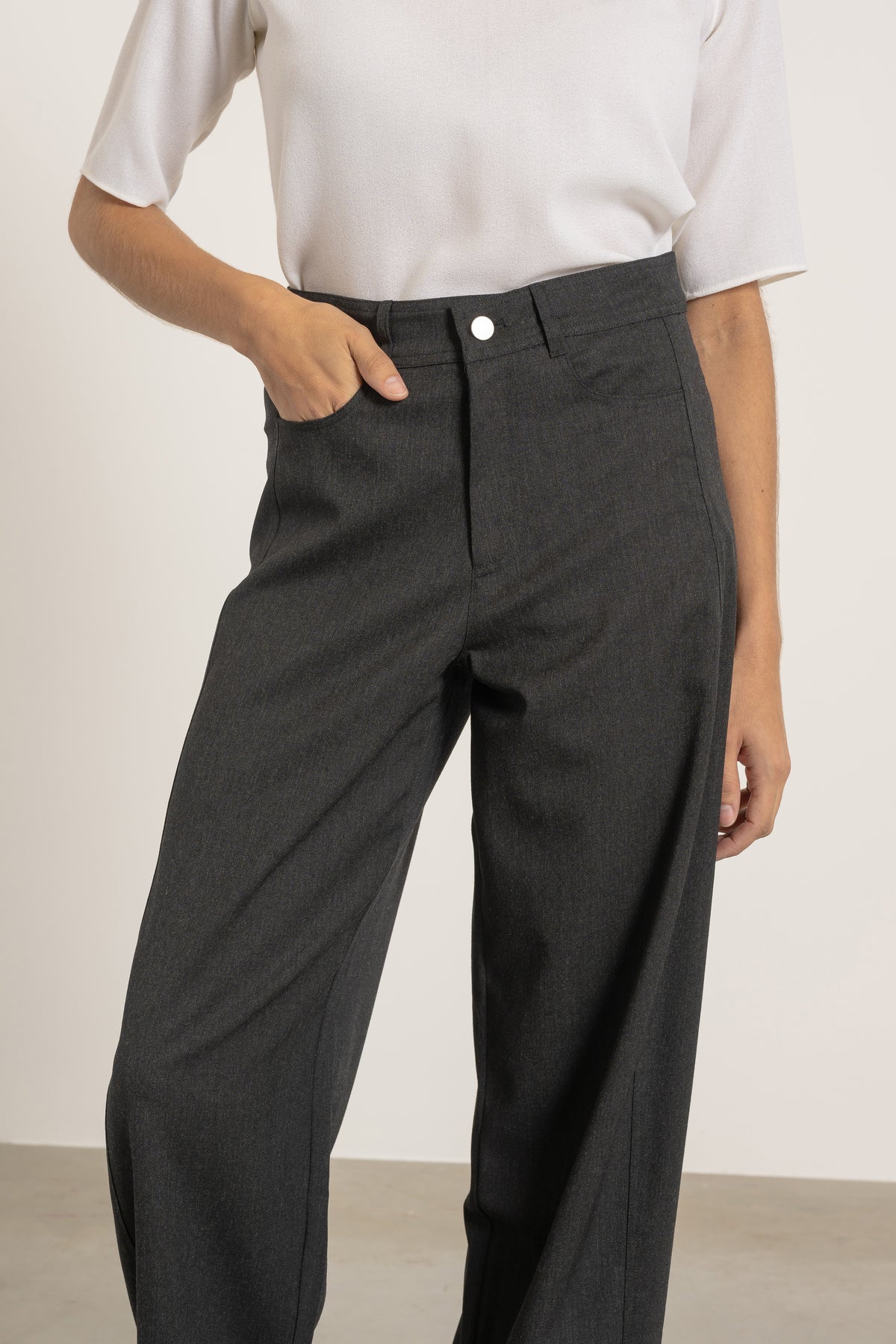 Pantalon Cleo en laine gris anthracite, détail | Mardi Editions