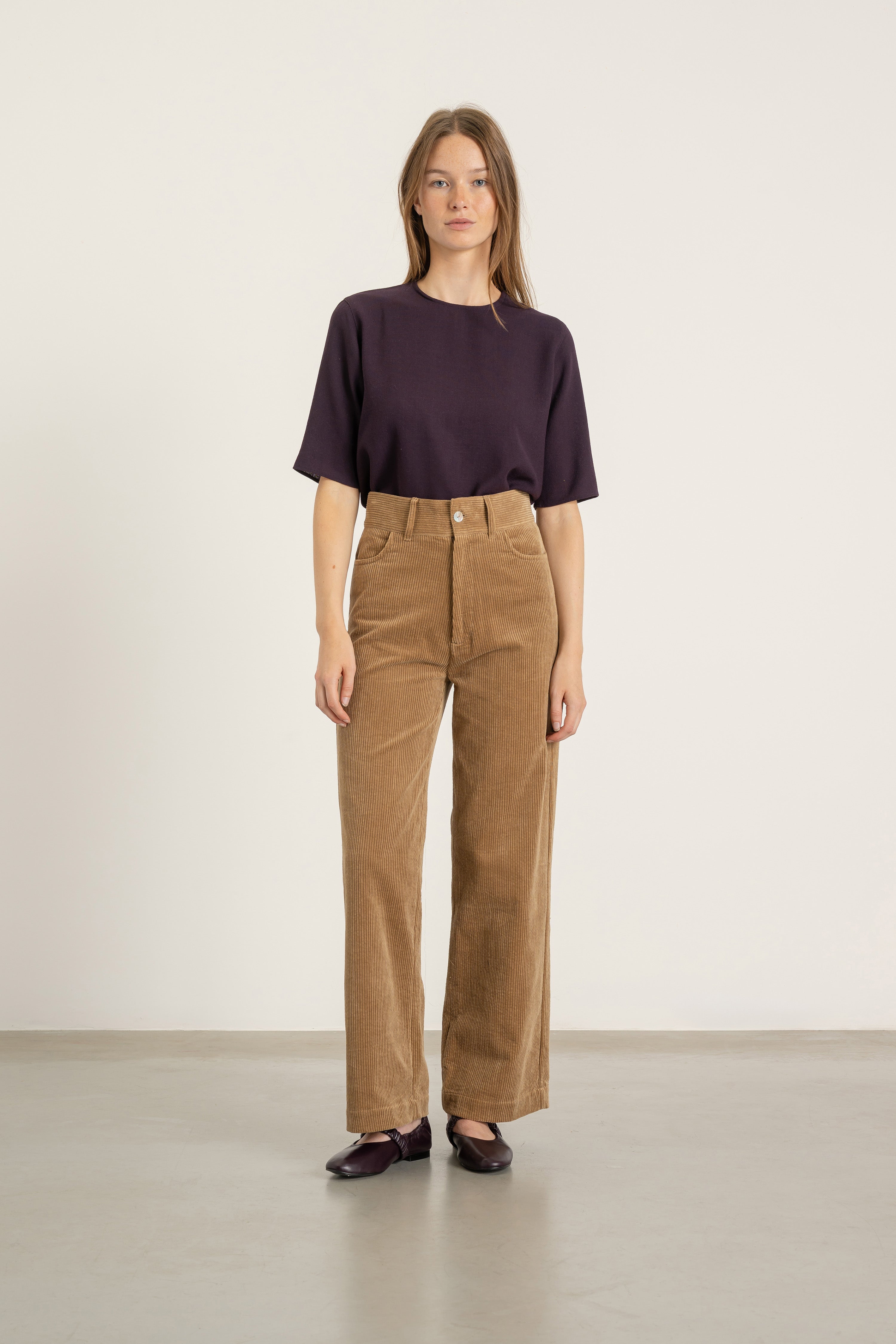 Top Daphne en crêpe de laine prune porté avec Pantalon Billie en velours de coton camel | Mardi Editions
