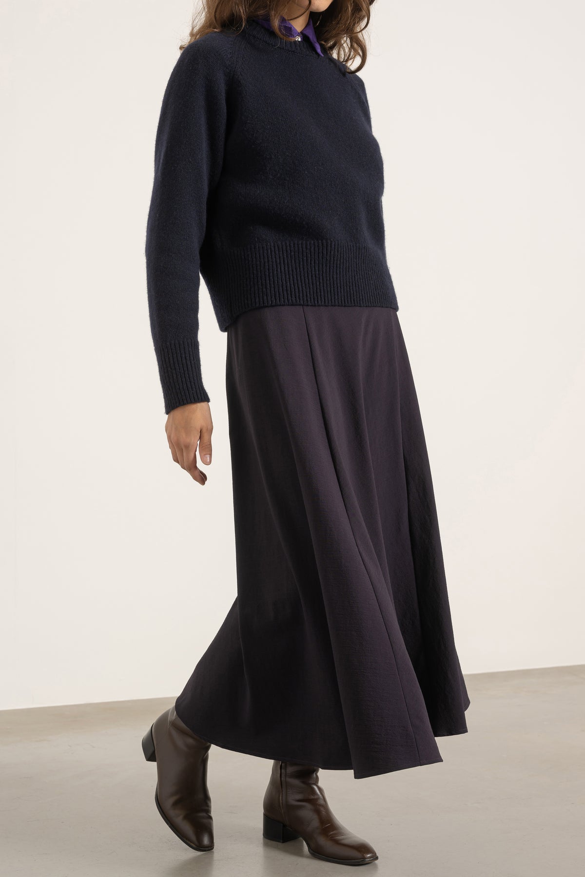 Jupe Gala en laine cassis portée avec Pull Largo en laine bleu marine | Mardi Editions
