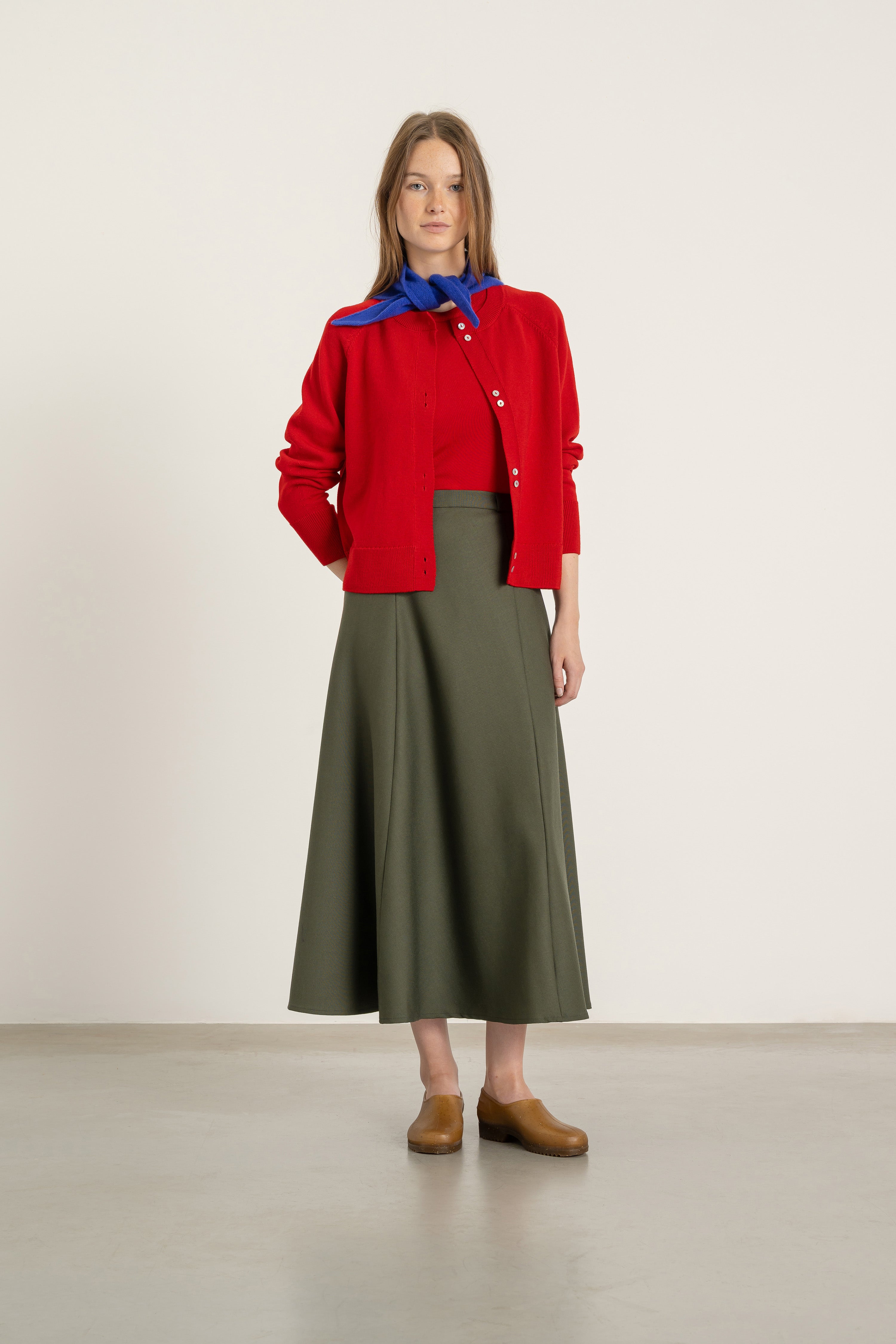 Jupe Gala en laine kaki portée avec Cardigan Victor en laine rouge | Mardi Editions