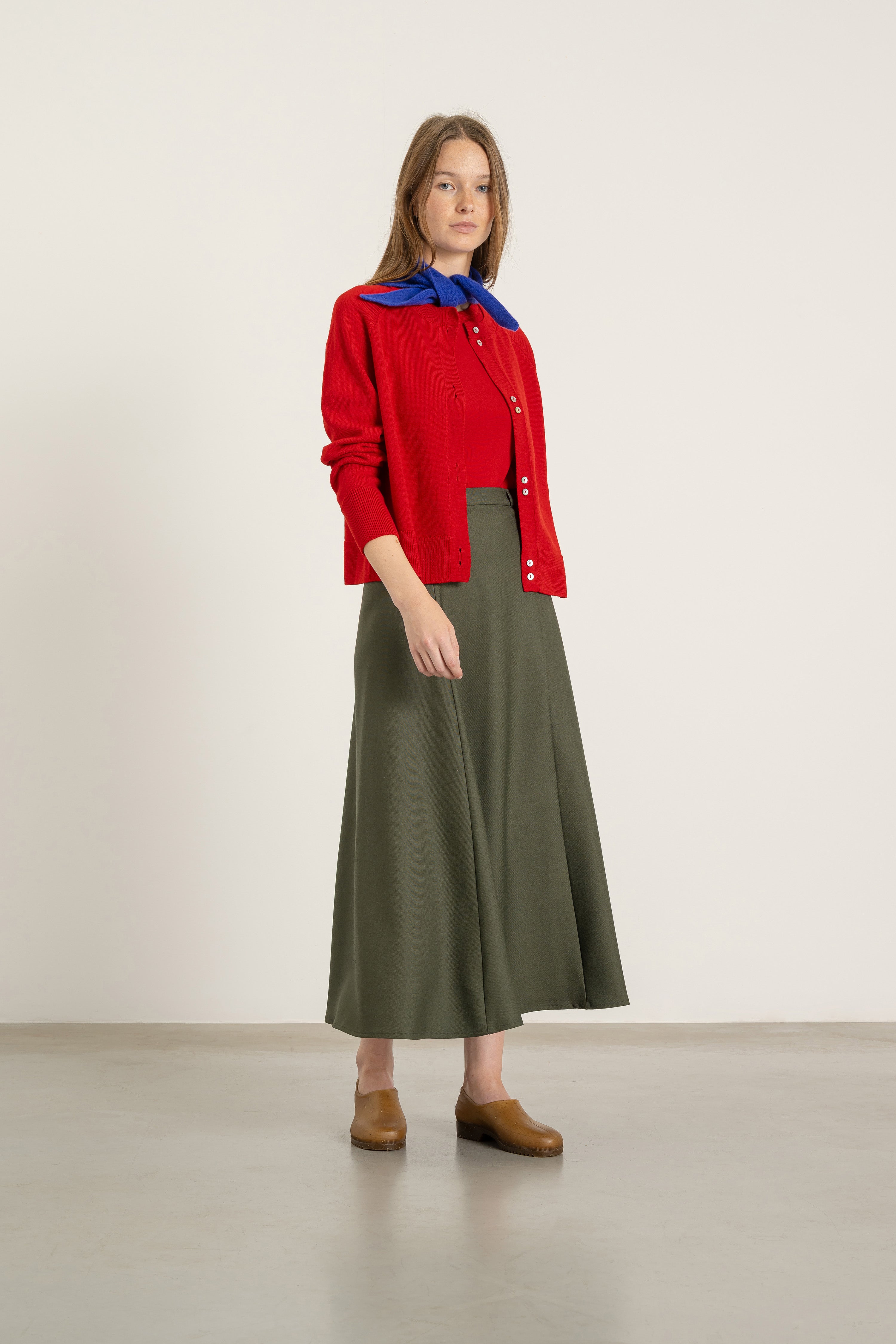 Jupe Gala en laine kaki portée avec Cardigan Victor en laine rouge | Mardi Editions