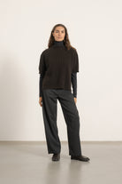 Pull Gaspard manches courtes marron porté avec Pull Raoul en laine gris anthracite et Pantalon Cleo en laine gris anthracite | Mardi Editions