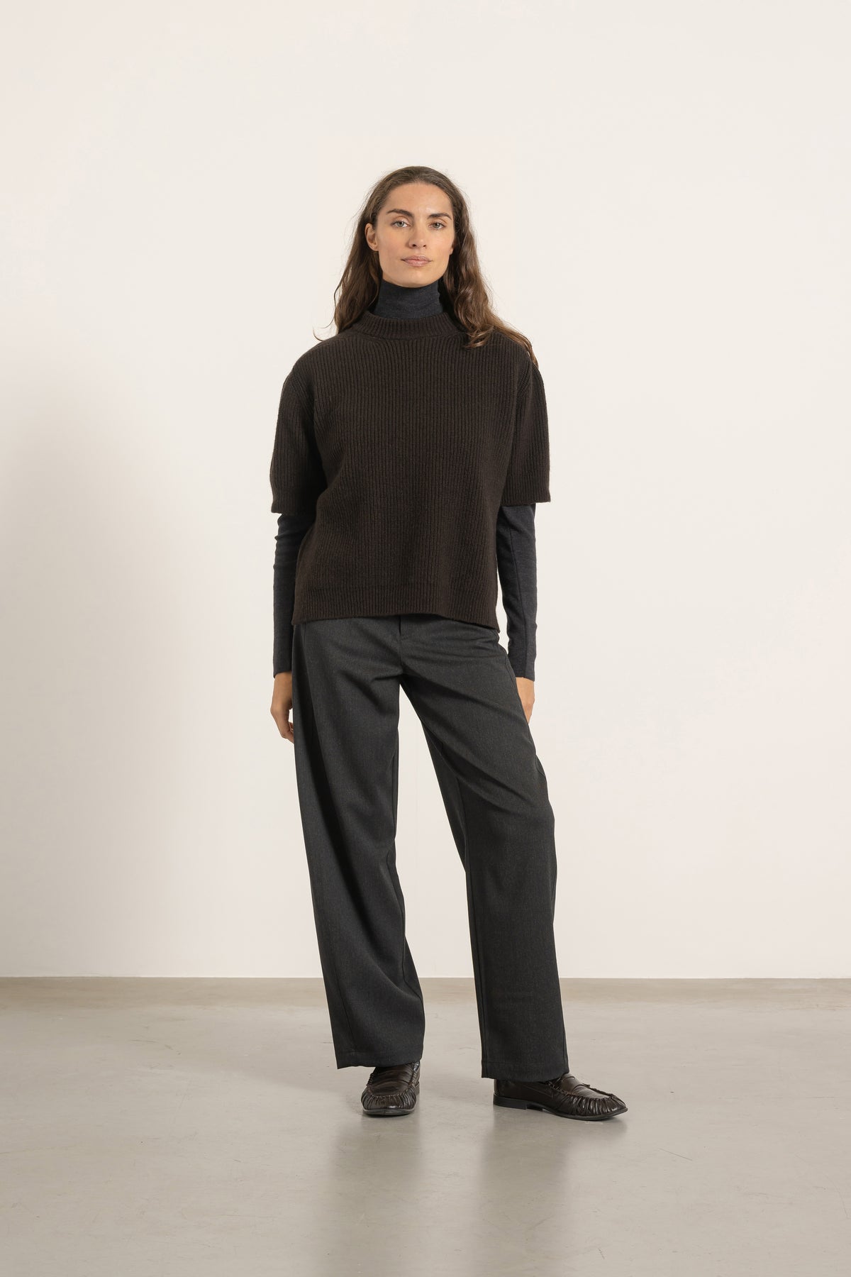 Pull Gaspard manches courtes marron porté avec Pull Raoul en laine gris anthracite et Pantalon Cleo en laine gris anthracite | Mardi Editions