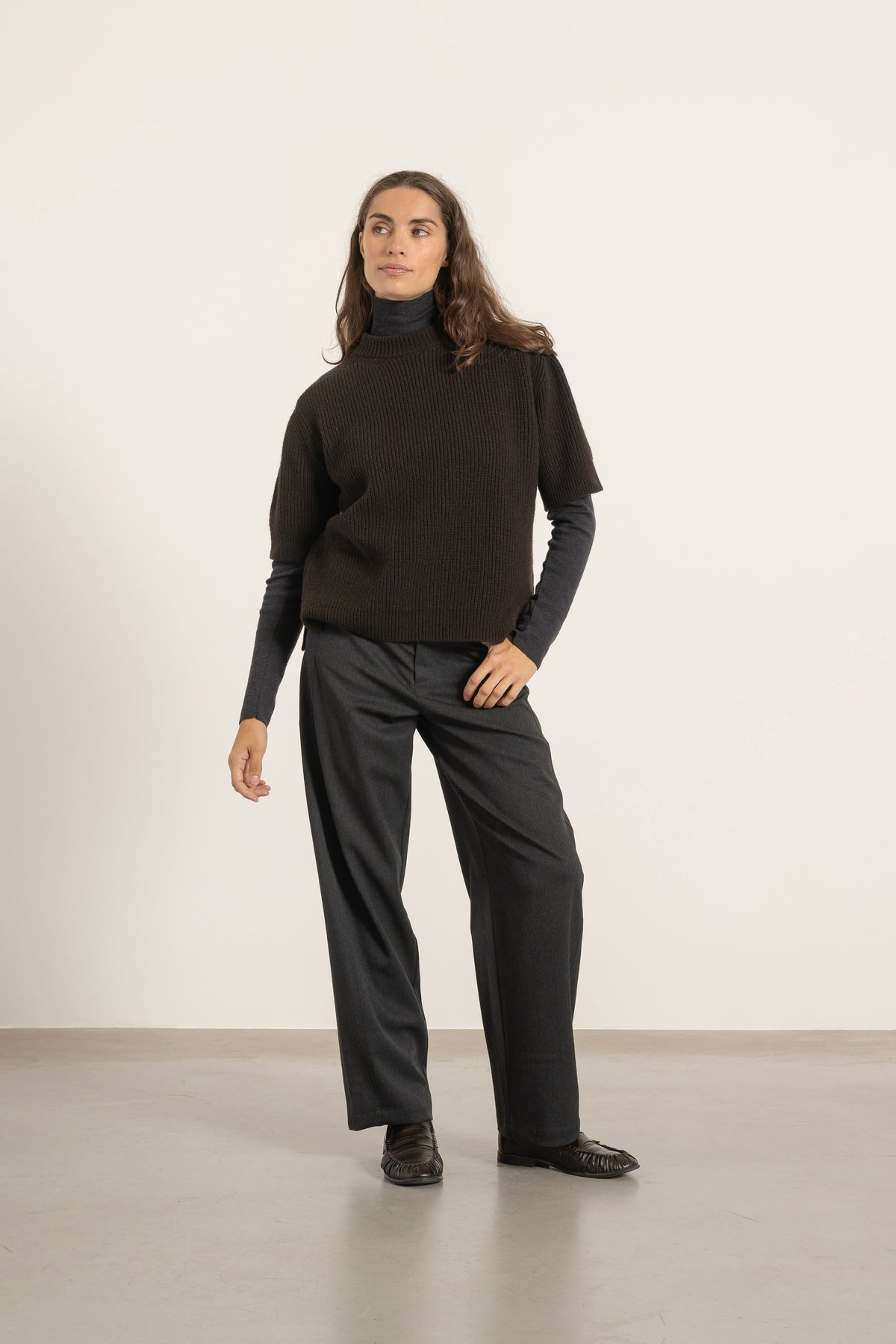 Pull Gaspard manches courtes marron porté avec Pull Raoul en laine gris anthracite et Pantalon Cleo en laine gris anthracite | Mardi Editions