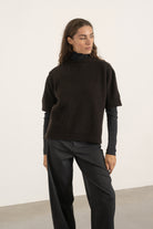 Pull Gaspard manches courtes marron porté avec Pull Raoul en laine gris anthracite et Pantalon Cleo en laine gris anthracite | Mardi Editions