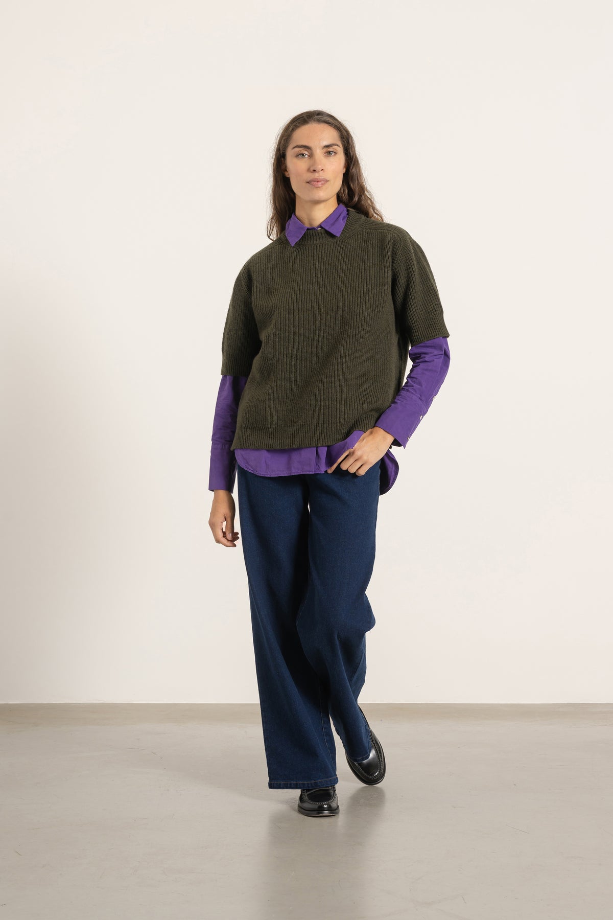 Pull Gaspard en laine et cachemire vert kaki porté avec Chemise Victoria en coton violet et Jean Helena denim foncé | Mardi Editions