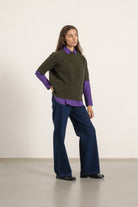 Pull Gaspard en laine et cachemire vert kaki porté avec Chemise Victoria en coton violet et Jean Helena denim foncé | Mardi Editions