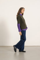 Pull Gaspard en laine et cachemire vert kaki porté avec Chemise Victoria en coton violet et Jean Helena denim foncé | Mardi Editions