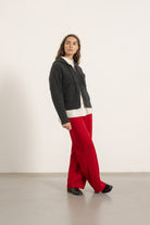 Pantalon Helena en laine rouge porté avec Hoodie Nelson en laine et cachemire gris anthracite | Mardi Editions