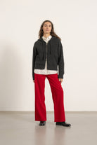 Pantalon Helena en laine rouge porté avec Hoodie Nelson en laine et cachemire gris anthracite | Mardi Editions