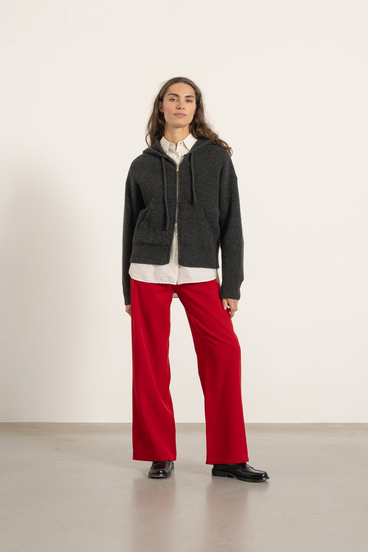 Pantalon Helena en laine rouge porté avec Hoodie Nelson en laine et cachemire gris anthracite | Mardi Editions