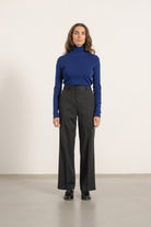 Pantalon Isabelle en laine gris anthracite porté avec Pull Raoul en laine bleu roi | Mardi Editions