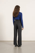 Pantalon Isabelle en laine gris anthracite porté avec Pull Raoul en laine bleu roi, vue de dos | Mardi Editions