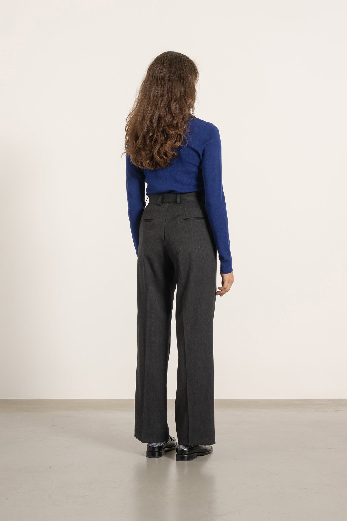 Pantalon Isabelle en laine gris anthracite porté avec Pull Raoul en laine bleu roi, vue de dos | Mardi Editions