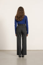 Pantalon Isabelle en laine gris anthracite porté avec Pull Raoul en laine bleu roi, vue de dos | Mardi Editions