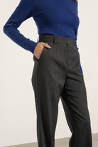Pantalon Isabelle en laine gris anthracite porté avec Pull Raoul en laine bleu roi, détail | Mardi Editions
