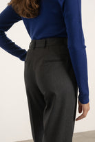 Pantalon Isabelle en laine gris anthracite porté avec Pull Raoul en laine bleu roi, détail | Mardi Editions