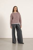 Pull Jack en laine bordeaux porté avec Pantalon Aurelia en laine gris | Mardi Editions