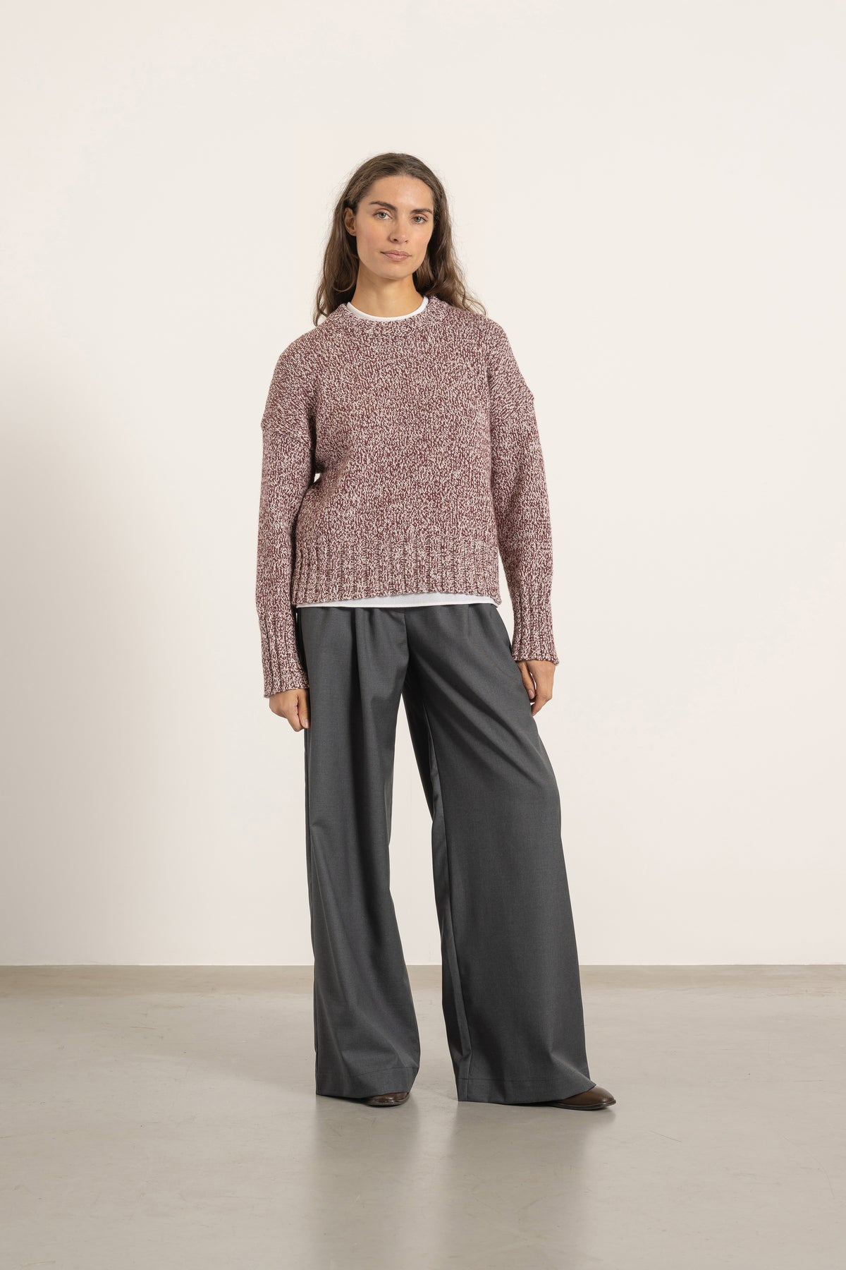 Pull Jack en laine bordeaux porté avec Pantalon Aurelia en laine gris | Mardi Editions