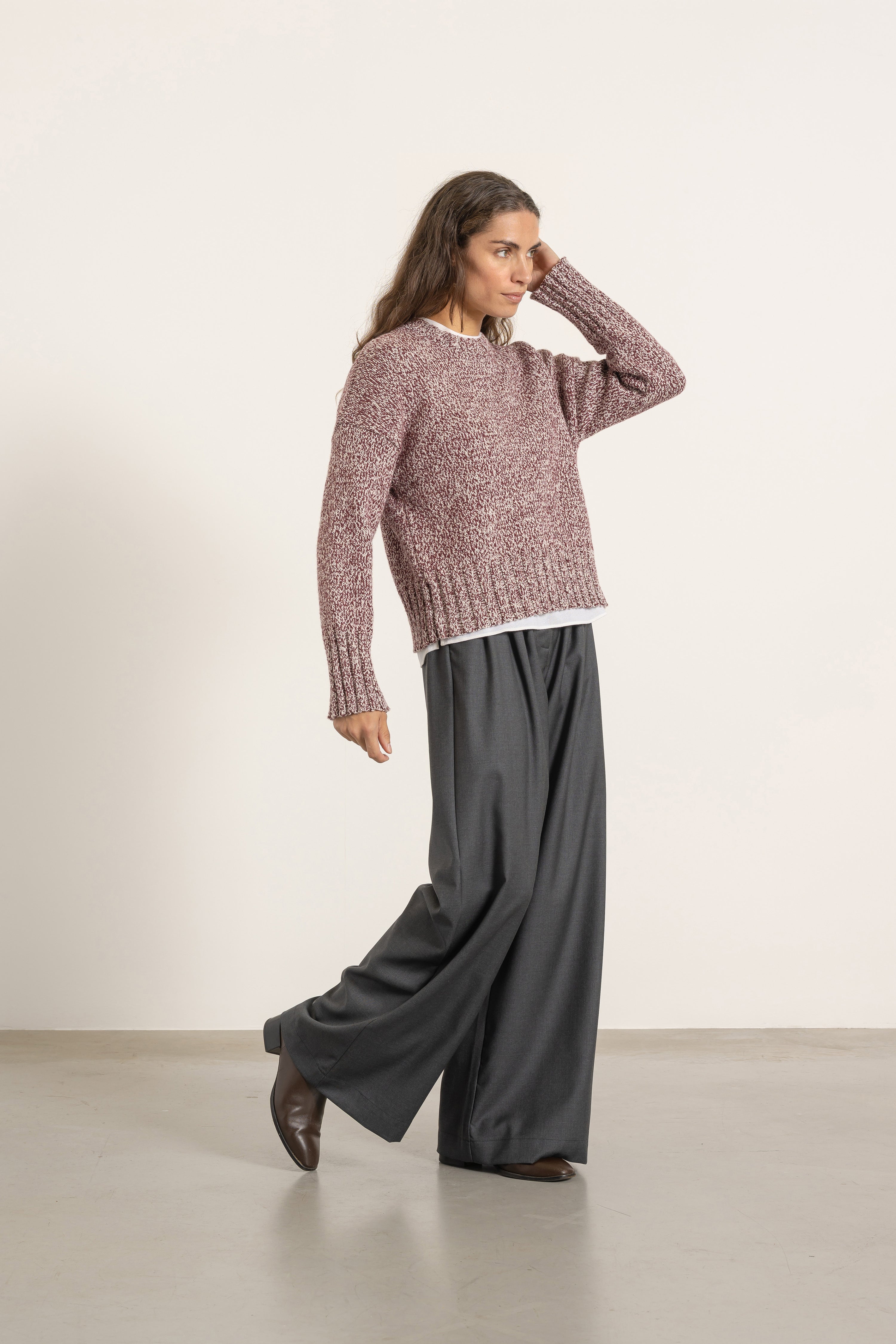 Pull Jack en laine bordeaux porté avec Pantalon Aurelia en laine gris | Mardi Editions