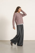 Pull Jack en laine bordeaux porté avec Pantalon Aurelia en laine gris | Mardi Editions