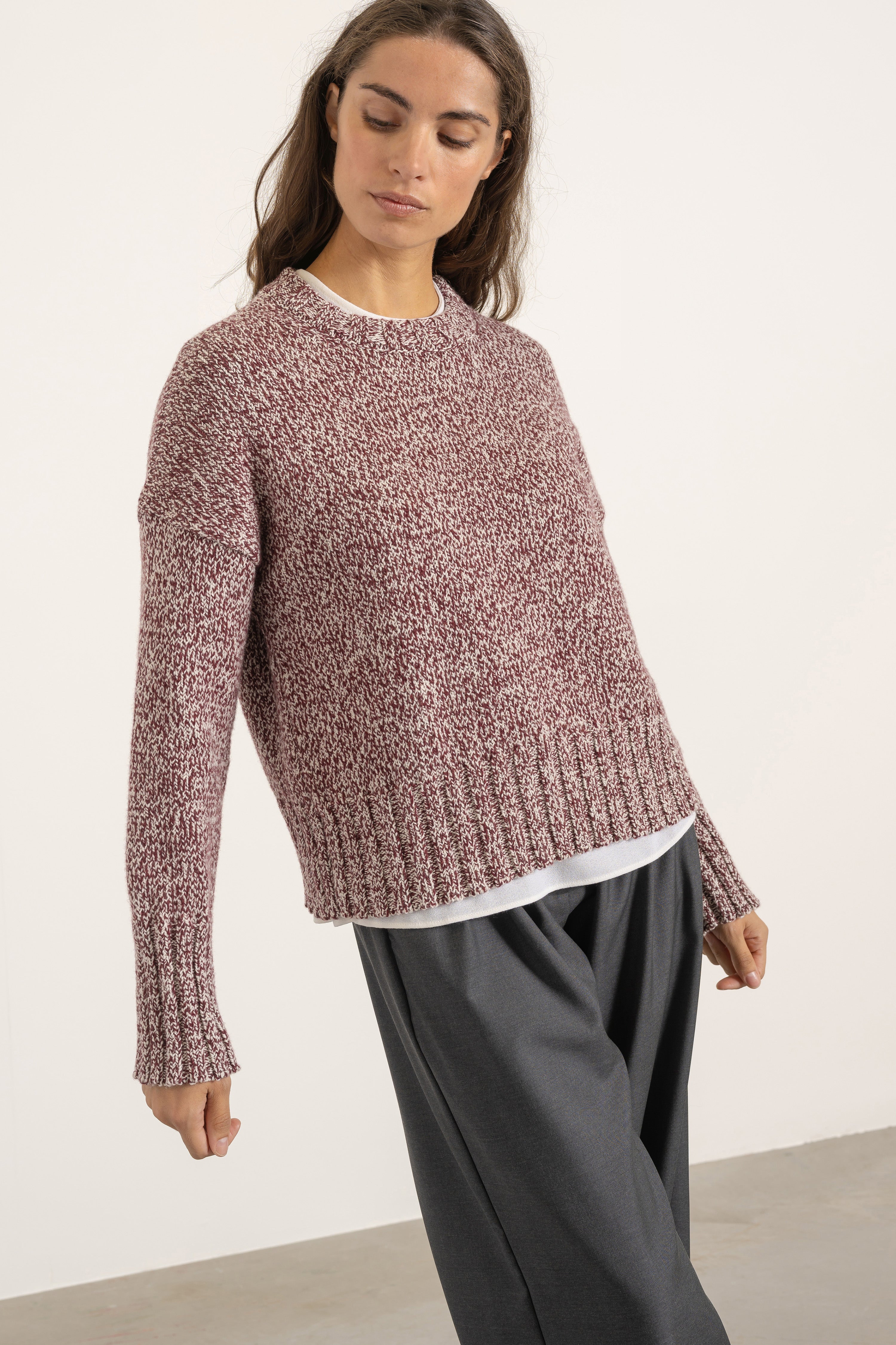 Pull Jack en laine bordeaux porté avec Pantalon Aurelia en laine gris | Mardi Editions
