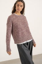 Pull Jack en laine bordeaux porté avec Pantalon Aurelia en laine gris | Mardi Editions
