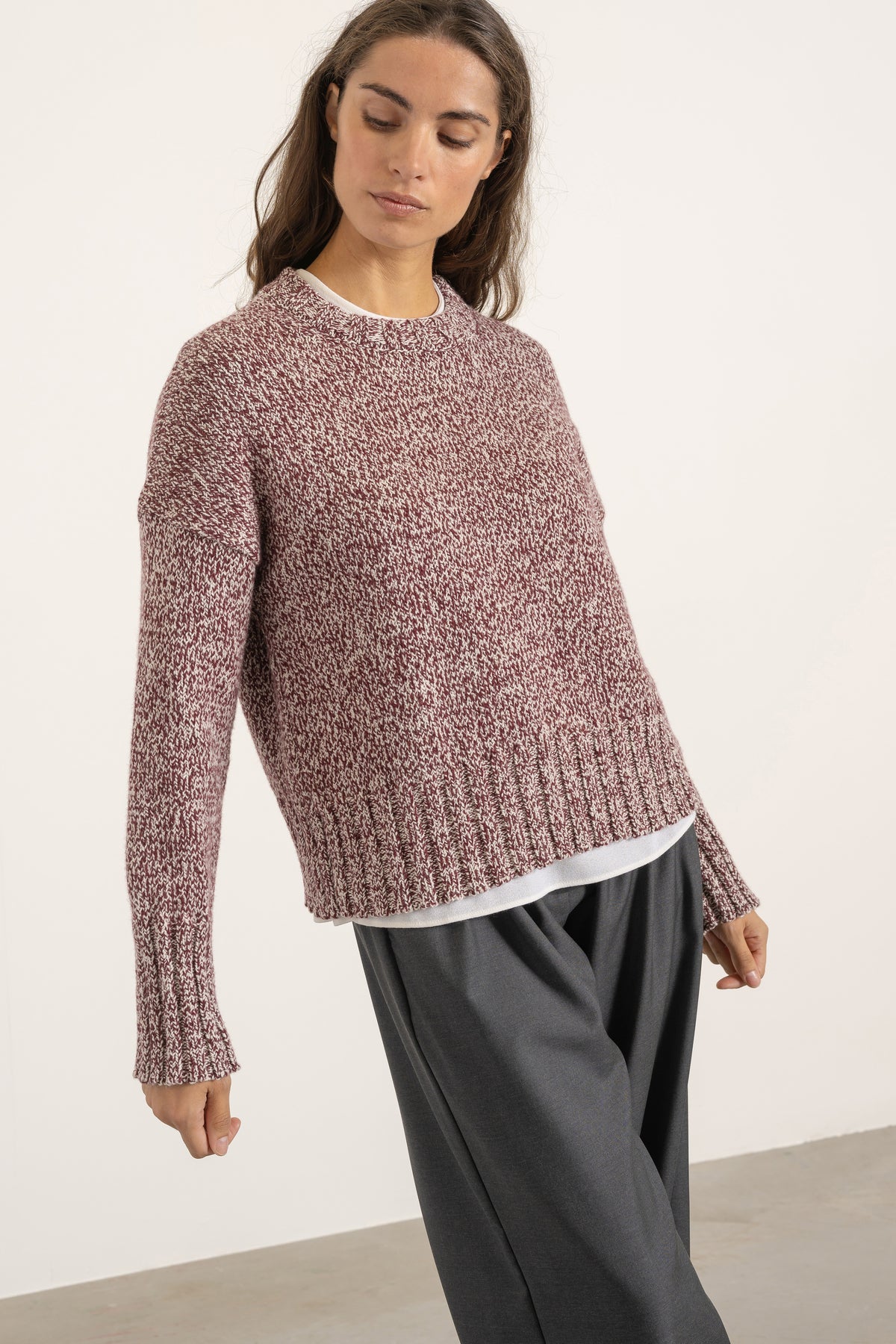 Pull Jack en laine bordeaux porté avec Pantalon Aurelia en laine gris | Mardi Editions