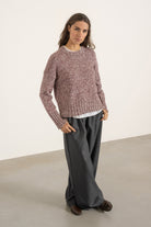 Pull Jack en laine bordeaux porté avec Pantalon Aurelia en laine gris | Mardi Editions