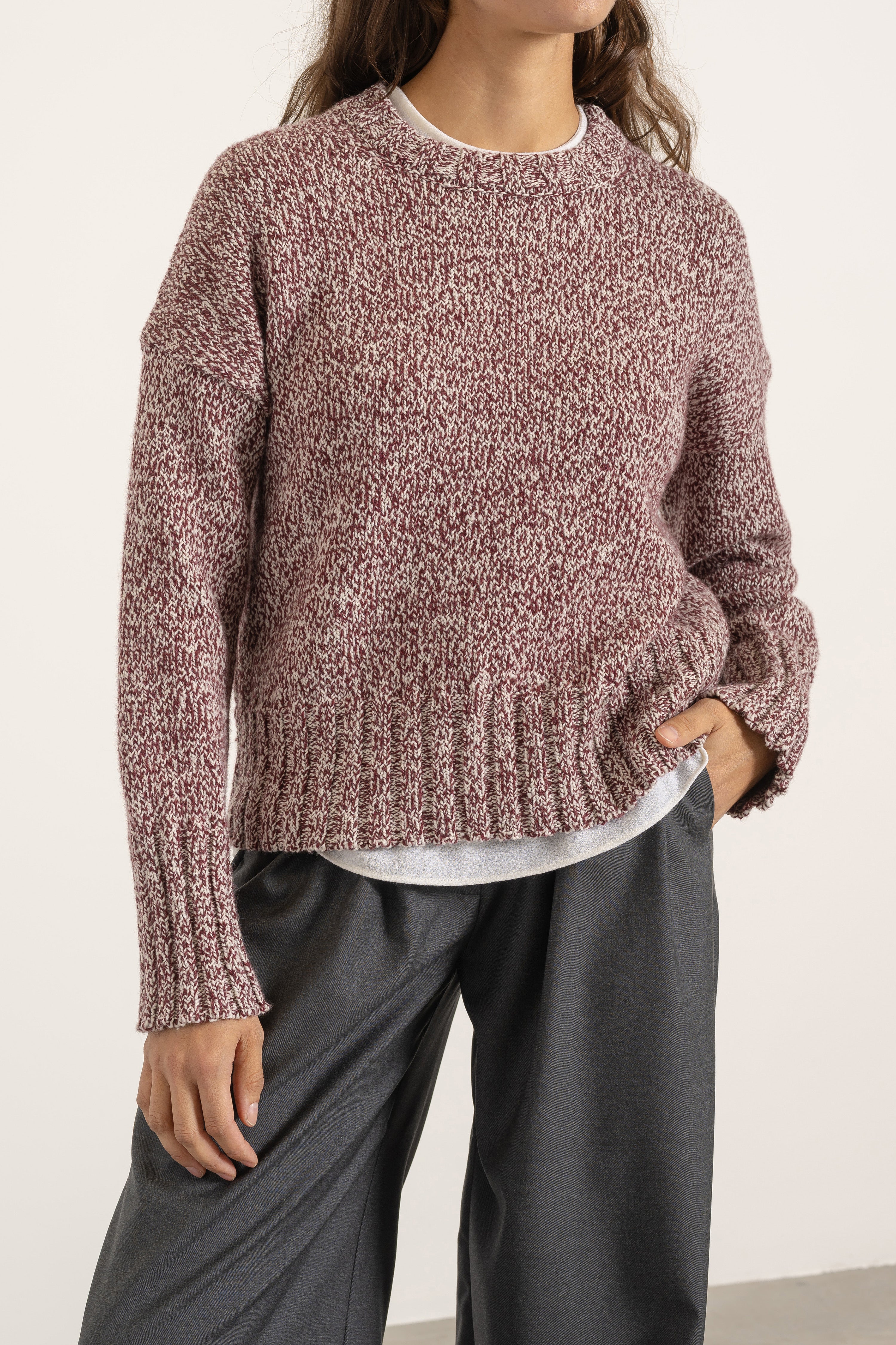 Pull Jack en laine bordeaux porté avec Pantalon Aurelia en laine gris | Mardi Editions