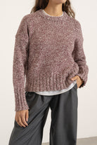 Pull Jack en laine bordeaux porté avec Pantalon Aurelia en laine gris | Mardi Editions