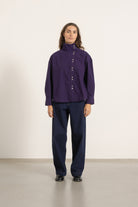 Chemise Jane en coton violet portée avec Jean Cleo | Mardi Editions