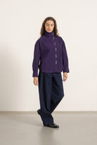 Chemise Jane en coton violet portée avec Jean Cleo | Mardi Editions
